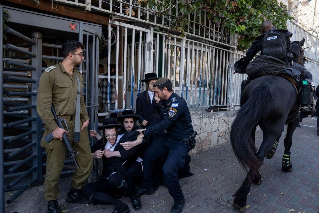 Protest streng religiöser Juden gegen die Wehrpflicht. - Foto: Ohad Zwigenberg/AP