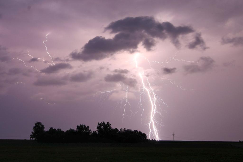 Das Wetter wird ungemütlich. Regionen in der Südhälfte müssen sich auf starke Gewitter einstellen. - Foto: Alexander Wolf/onw-images/dpa