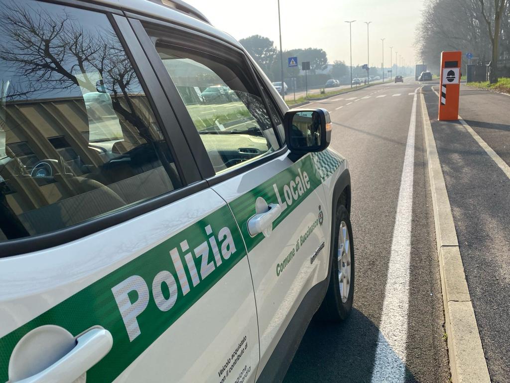 Auch vielen deutschen Urlaubern bekannt: Blitzer-Säulen in Italien. (Archivbild) - Foto: Gemeindeverwaltung Buccinasco/dpa