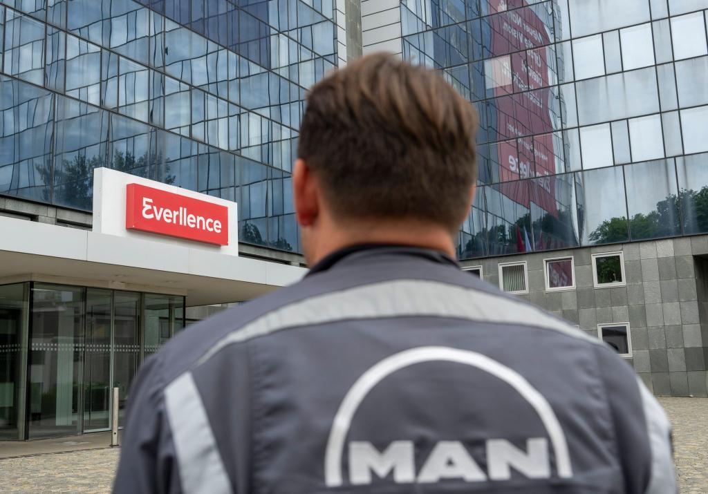 Mitarbeiter haben auf ihren Overalls noch das alte Logo von MAN, aber das Augsburger Traditionsunternehmen heißt nun Everllence. - Foto: Stefan Puchner/dpa