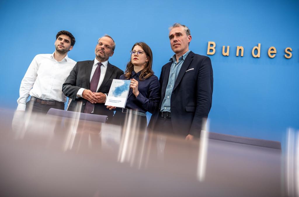 Der neue Rias-Bericht verzeichnet 77 Prozent mehr gemeldete antisemitische Vorfälle. - Foto: Michael Kappeler/dpa