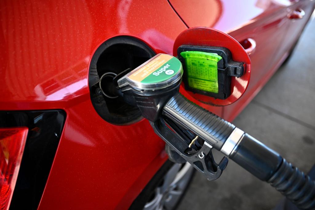 Tanken ist zuletzt sukzessive billiger geworden. - Foto: Philip Dulian/dpa