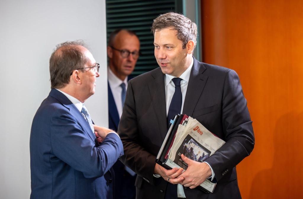 Bundesinnenminister Alexander Dobrindt (CSU) hat diese Woche erneut eine Reform ins Kabinett gebracht. - Foto: Michael Kappeler/dpa