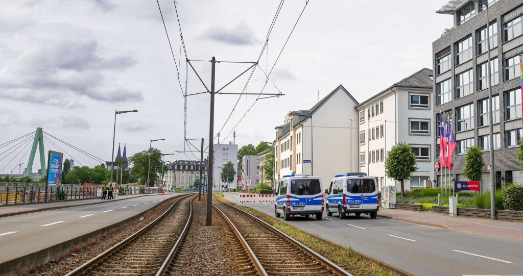  20.000 Menschen mussten ihre Wohnungen verlassen, Straßen wurden gesperrt, auch der Bahnverkehr über den Rhein kam zum Erliegen. - Foto: Christoph Reichwein/dpa