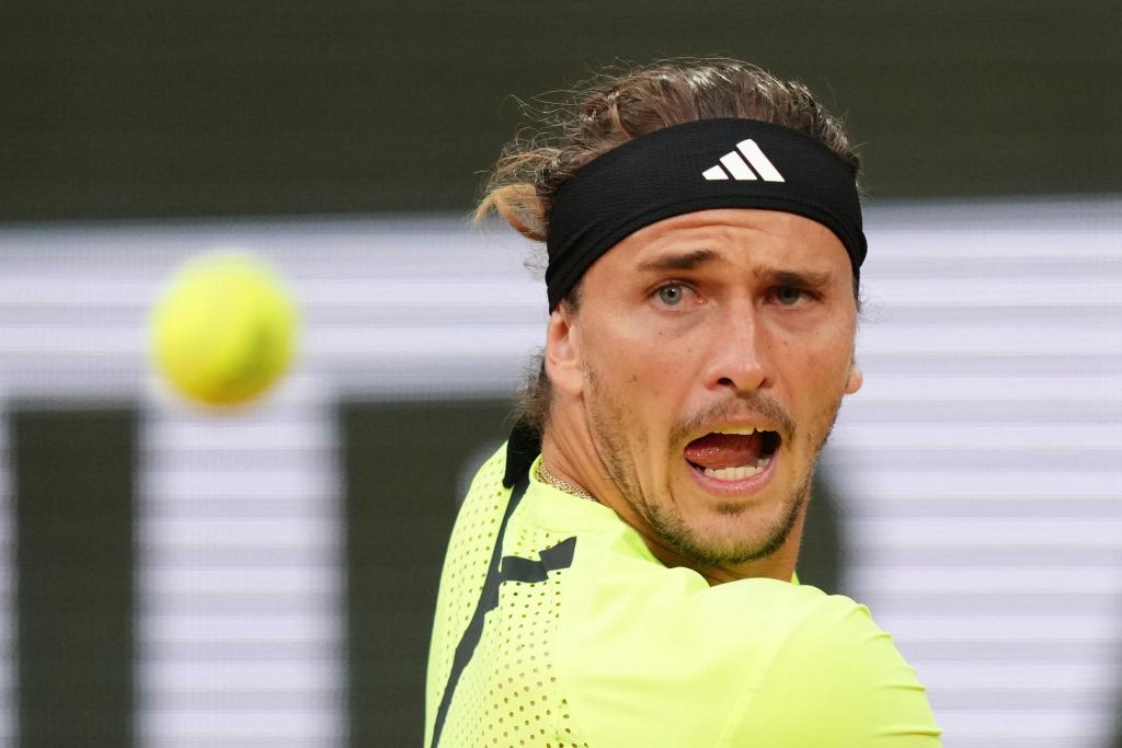 Alexander Zverev fliegt in Paris im Viertelfinale raus. - Foto: Aurelien Morissard/AP/dpa