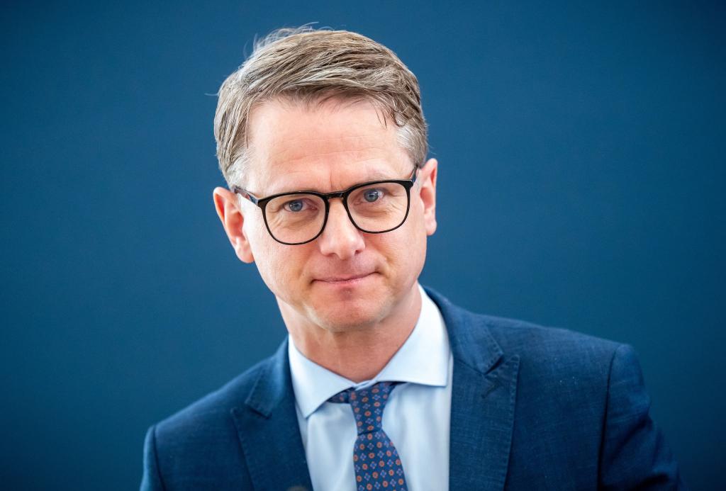 Der CDU-Generalsekretär hofft ein «respektvolles Aufeinandertreffen» von Merz und Trump. - Foto: Michael Kappeler/dpa
