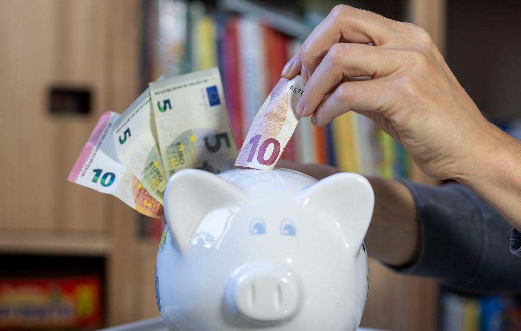 Zinsen für Tages- und Festgeld sind im Schnitt weiter gesunken (Symbolbild) - Foto: Hendrik Schmidt/dpa