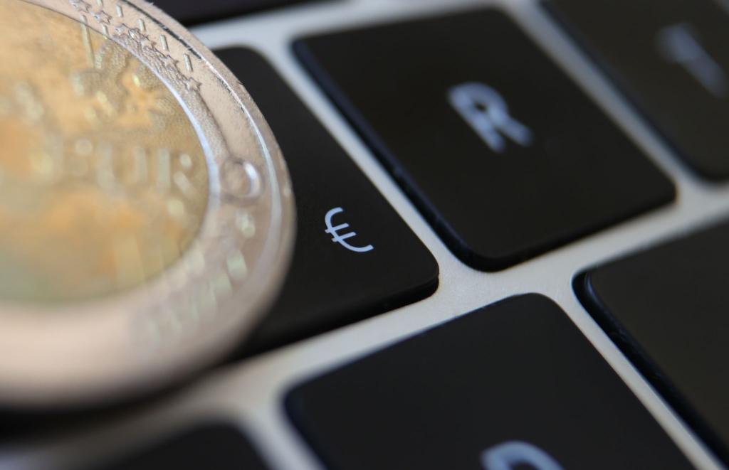 Die Einführung des digitalen Euro wird nach einer Studie der Beratungsgesellschaft PwC erhebliche Kosten für europäische Banken verursachen. - Foto: Karl-Josef Hildenbrand/dpa