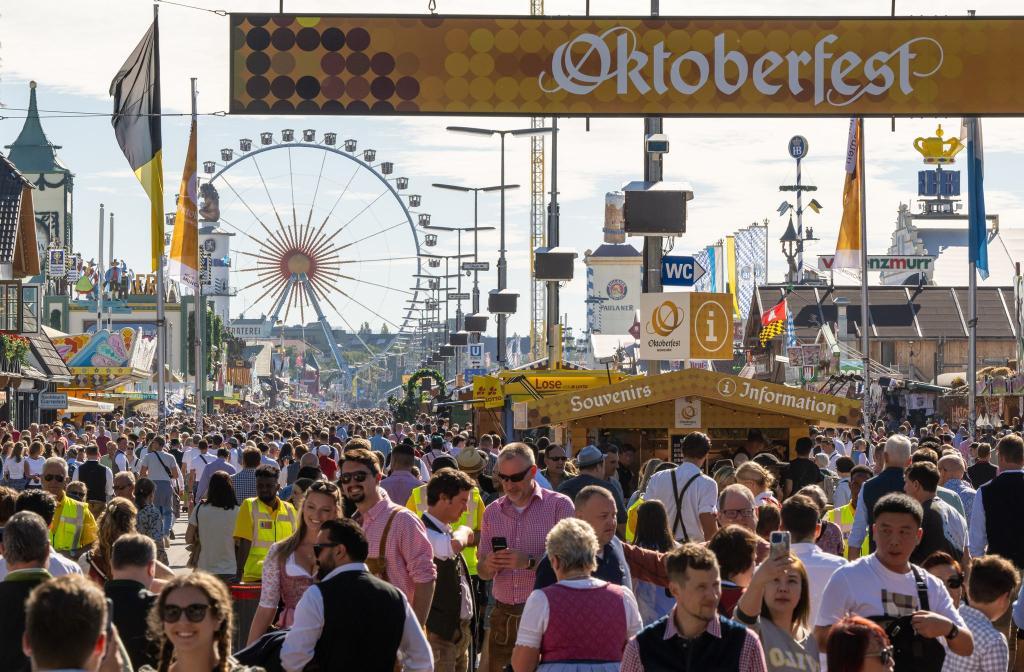 Wie voll ist zu voll? Münchens Wiesn-Chef will keine Jagd auf Besucherrekorde (Archivbild). - Foto: Peter Kneffel/dpa