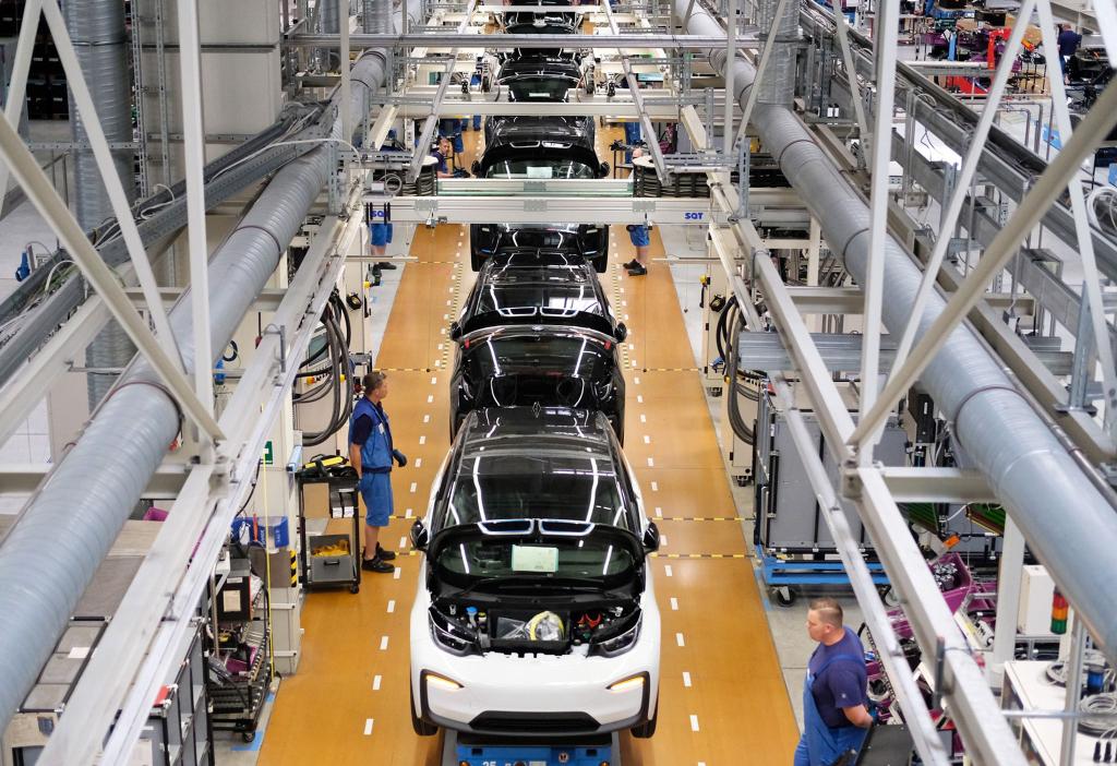Es ist Licht zu sehen am Ende des Tunnels - die Aussichten für die deutsche Industrie bessern sich. (Archivbild) - Foto: Sebastian Willnow/dpa-Zentralbild/dpa