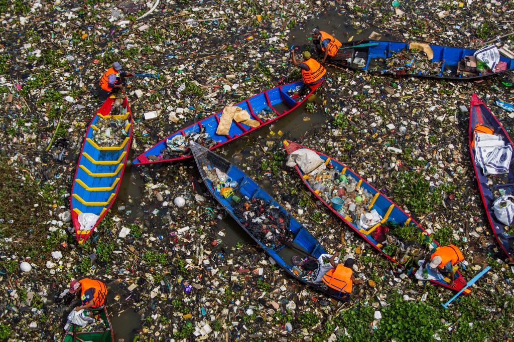 Bilder wie diese zeigen, warum der Citarum oft «dreckigster Fluss der Welt» genannt wird. - Foto: Algi Febri Sugita/ZUMA Press Wire/dpa