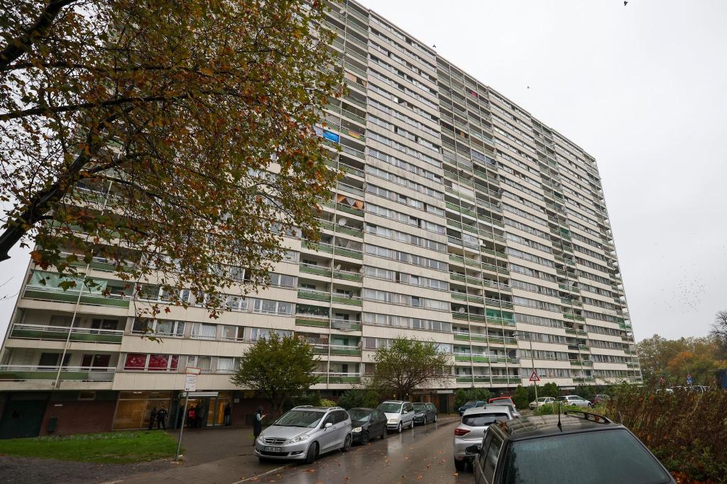 Meldekontrolle durch verschiedene Behörden am Problem-Hochhaus «Weißer Riese» im Stadtteil Homberg, - Foto: Christoph Reichwein/dpa