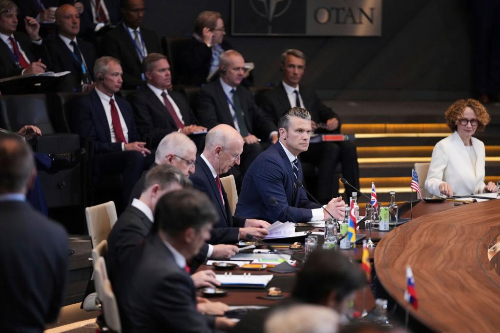 Die Verteidigungsminister der Nato-Staaten haben ein riesiges Aufrüstungsprogramm gebilligt. - Foto: Virginia Mayo/AP/dpa