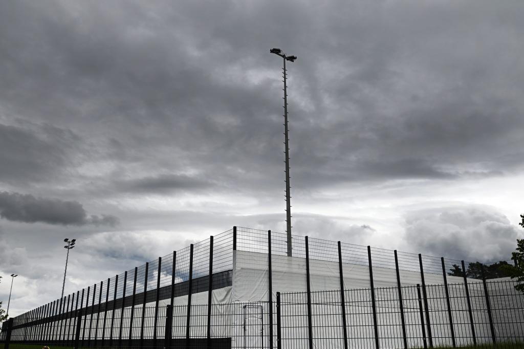 Dunkle Wolken über dem Trainingsplatz: Das Wetter passte zur tristen Stimmung im DFB-Quartier am Tag nach dem 1:2 gegen Portugal. - Foto: Federico Gambarini/dpa