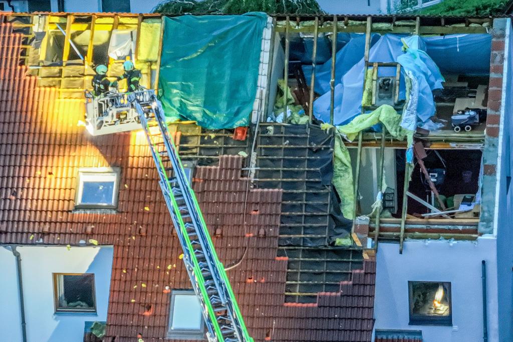 In Ulm wurden infolge des Unwetters mehrere Wohnhausdächer abgedeckt - war es ein Tornado? - Foto: Jason Tschepljakow/dpa