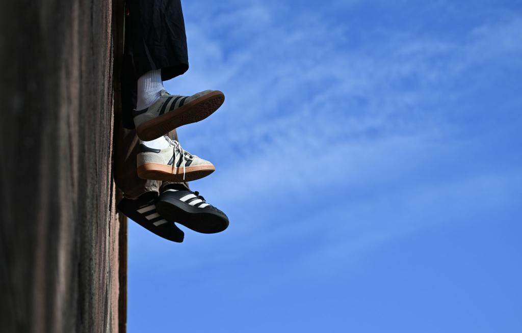 Ein Ende beim Sneaker-Trend ist aus Expertensicht nicht zu erwarten. (Symbolbild) - Foto: Arne Dedert/dpa
