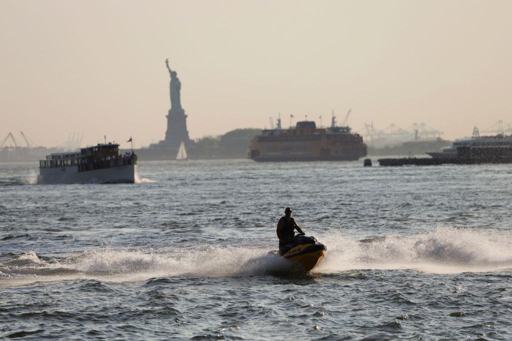 Die Sicht ist getrübt in New York - das liegt an Bränden weit entfernt - Foto: Heather Khalifa/AP/dpa