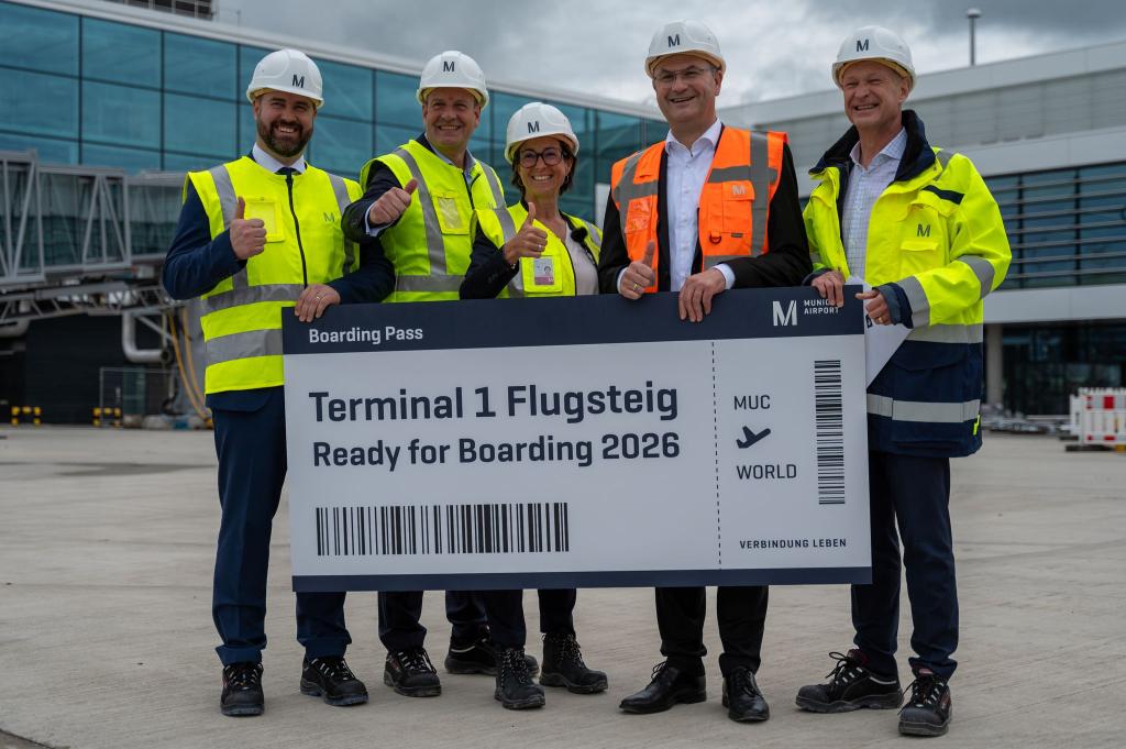 Sechs Millionen Passagiere im Jahr entsprechen etwa den Fluggastzahlen des Flughafens Hannover, wie Finanzminister Albert Füracker (in orange) sagt - Foto: Leonie Asendorpf/dpa