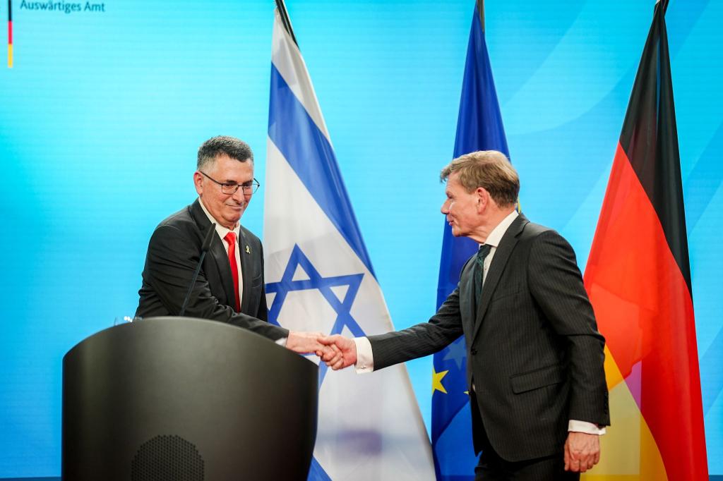 Wadephul (CDU) wird beim Treffen mit seinem israelischen Amtskollegen Gideon Saar deutlich. - Foto: Kay Nietfeld/dpa