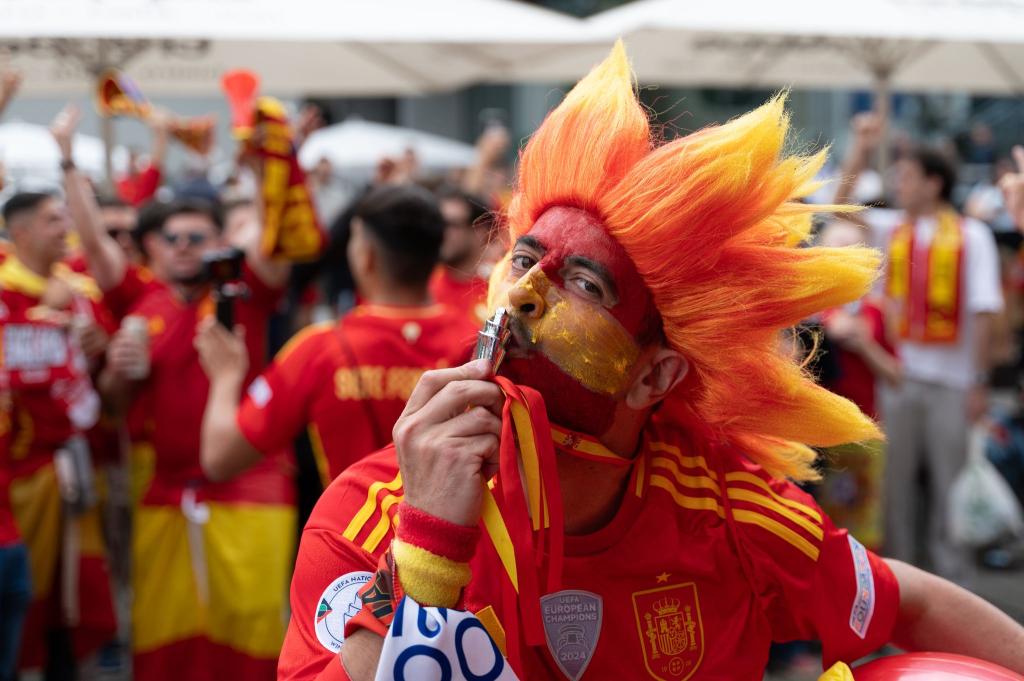 Spanische Fußballfans feiern vor dem Nations-League-Halbfinal in Stuttgart - Foto: Markus Lenhardt/dpa