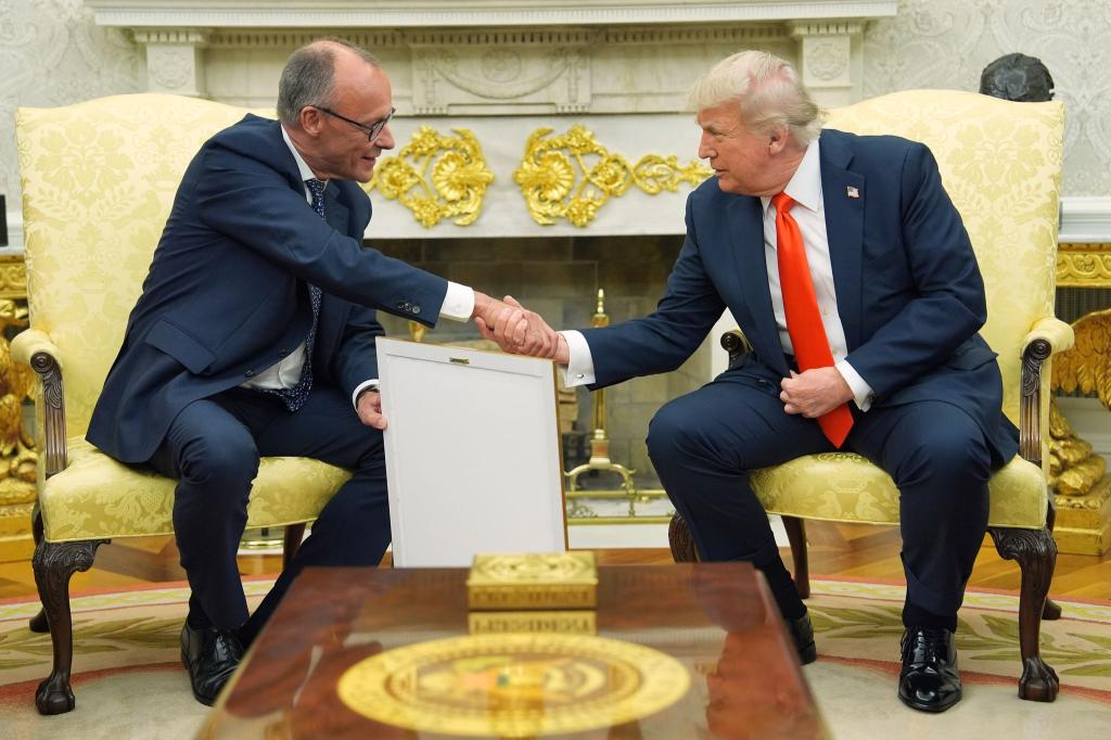 Merz übergab das Gastgeschenk im Oval Office. - Foto: Evan Vucci/AP/dpa