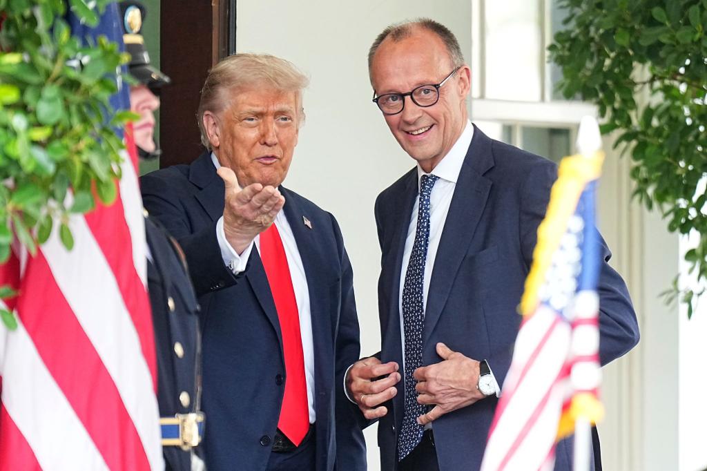 Trump gab sich bei der Begegnung betont freundlich, machte Merz Komplimente für sein gutes Englisch und klammerte mögliche strittige Themen weitgehend aus. - Foto: Michael Kappeler/dpa Pool/dpa