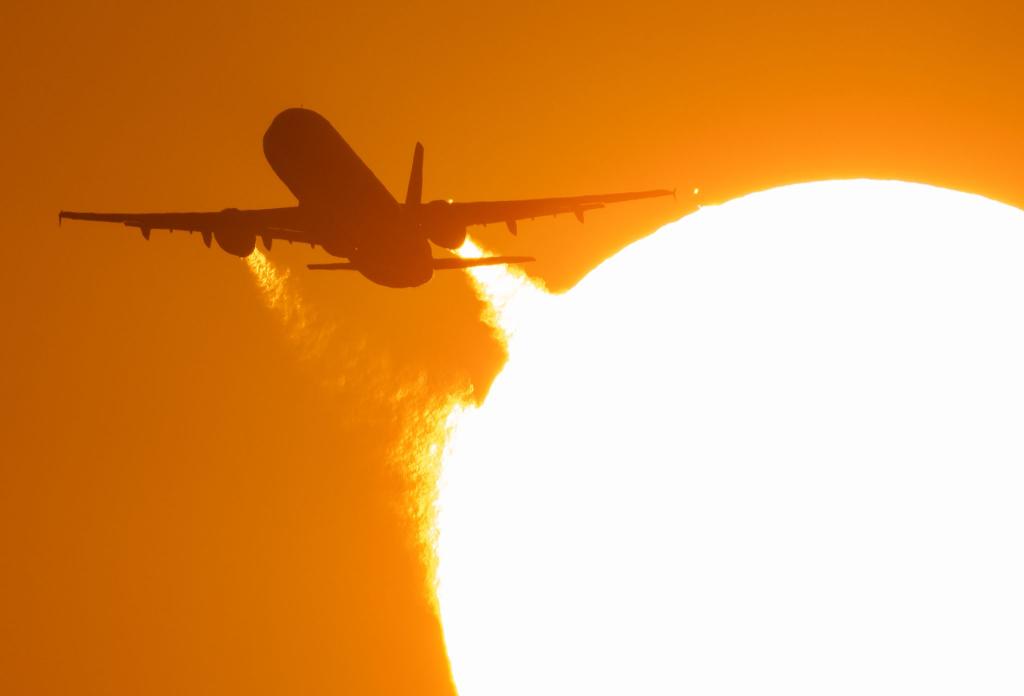 Die Vorfreude auf den Urlaub ist groß - bis stundenlange Verspätungen an den Nerven zehren. (Archivbild) - Foto: Boris Roessler/dpa