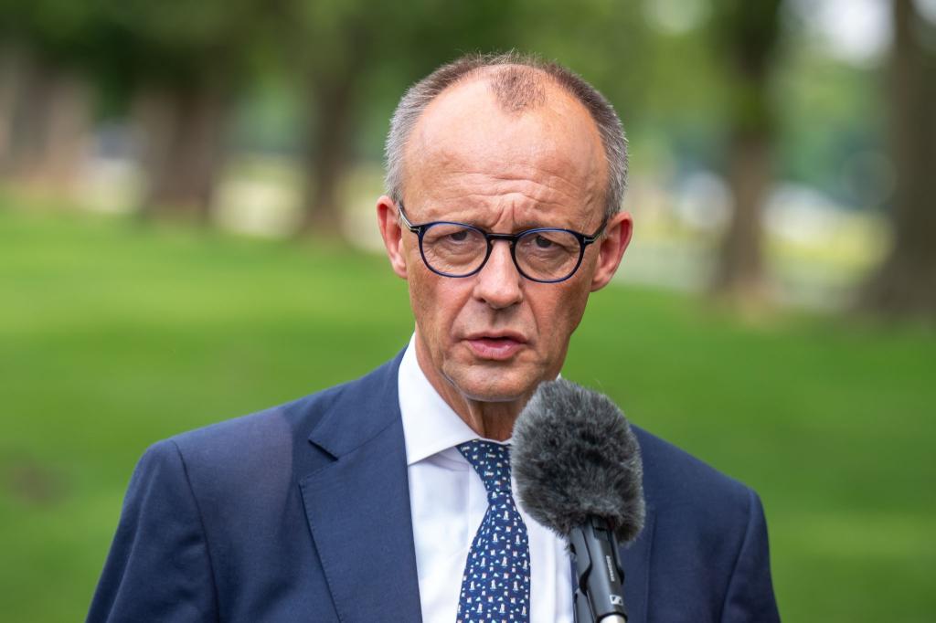 Deutschland habe «eine Art importierten Antisemitismus», sagt Merz dem Sender Fox News. - Foto: Michael Kappeler/dpa