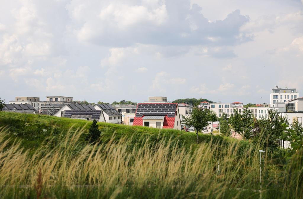Der Anstieg der Kreditzinsen schreckte in den vergangenen drei Jahren viele Immobilieninteressenten ab. Die Folge waren sinkende Preise - doch diese Phase ist nun beendet. (Symbolbild) - Foto: Christian Charisius/dpa