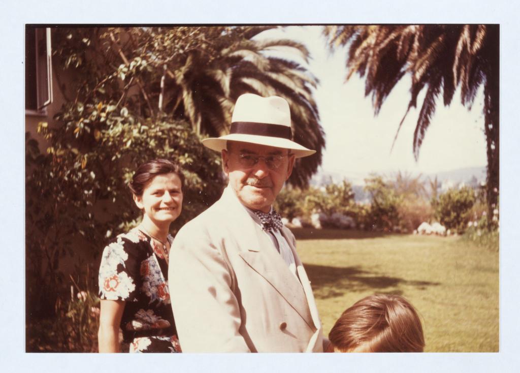 Thomas Mann mit seiner Tochter Elisabeth in einem Garten (circa 1946). - Foto: ---/ETH-Bibliothek Zürich, Thomas-Mann-Archiv/dpa