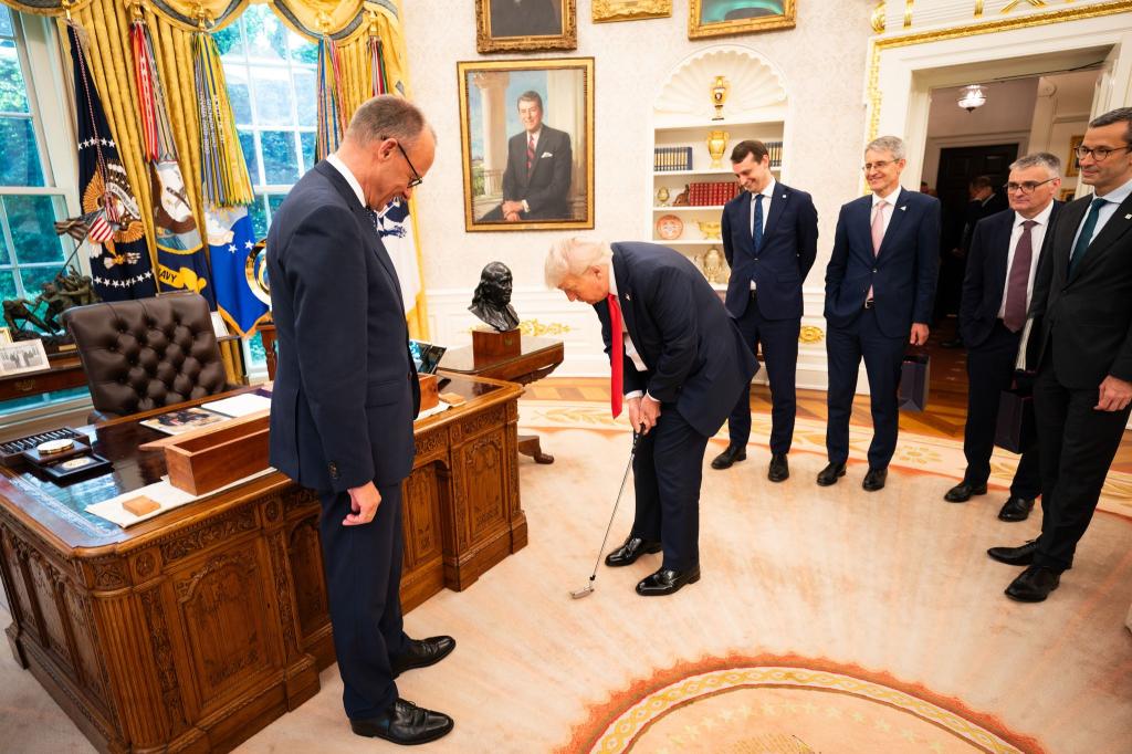 Sporteinlage im Oval Office während des Besuchs des Kanzlers beim US-Präsidenten. - Foto: Steffen Kugler/Bundesregierung/dpa