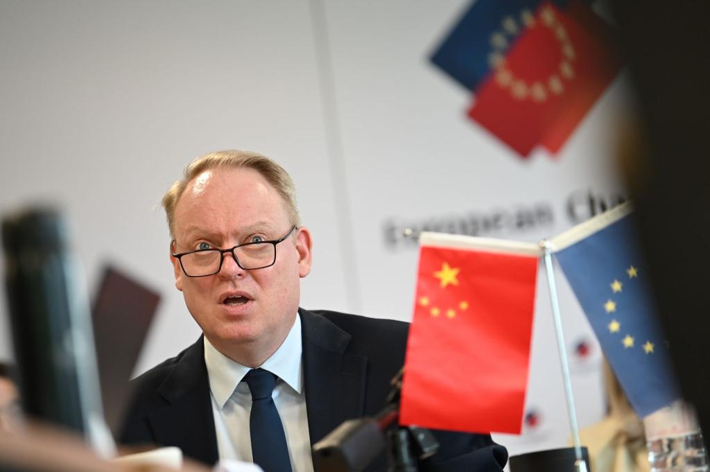 EU-Handelskammerpräsident Eskelund kritisierte den Antragsprozess den Export seltener Erden. (Archivbild) - Foto: Johannes Neudecker/dpa