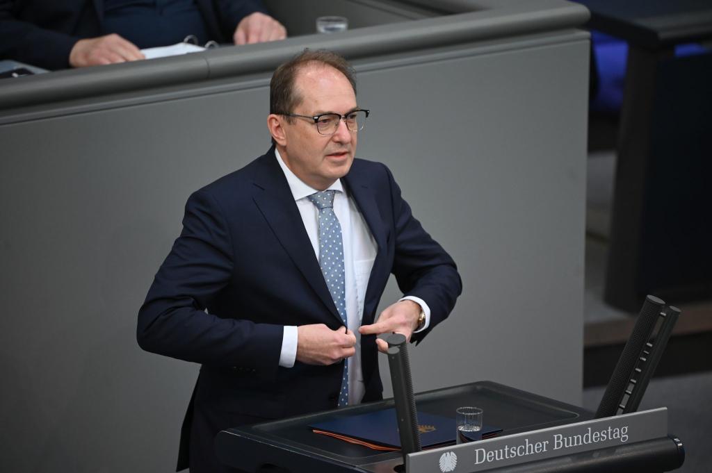 Die Grünen warfen Bundesinnenminister Alexander Dobrindt (CSU) in der Debatte vor, er imitiere mit seiner Betonung der Probleme der «illegalen Migration» die AfD. - Foto: Katharina Kausche/dpa