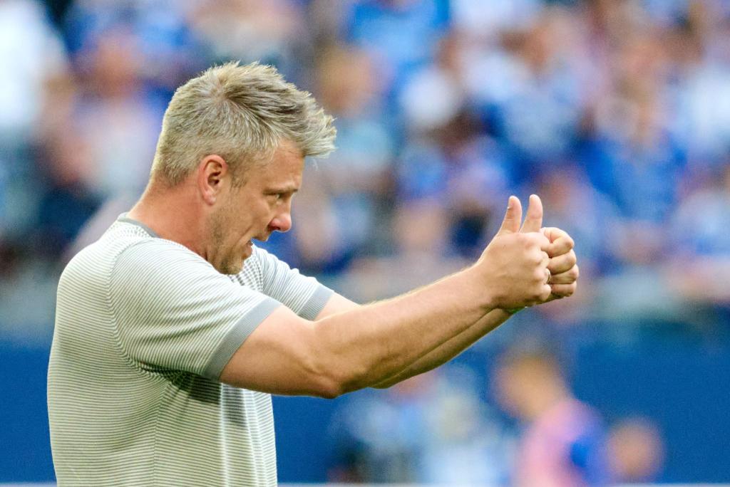 Daumen hoch für den FC - Foto: Bernd Thissen/dpa