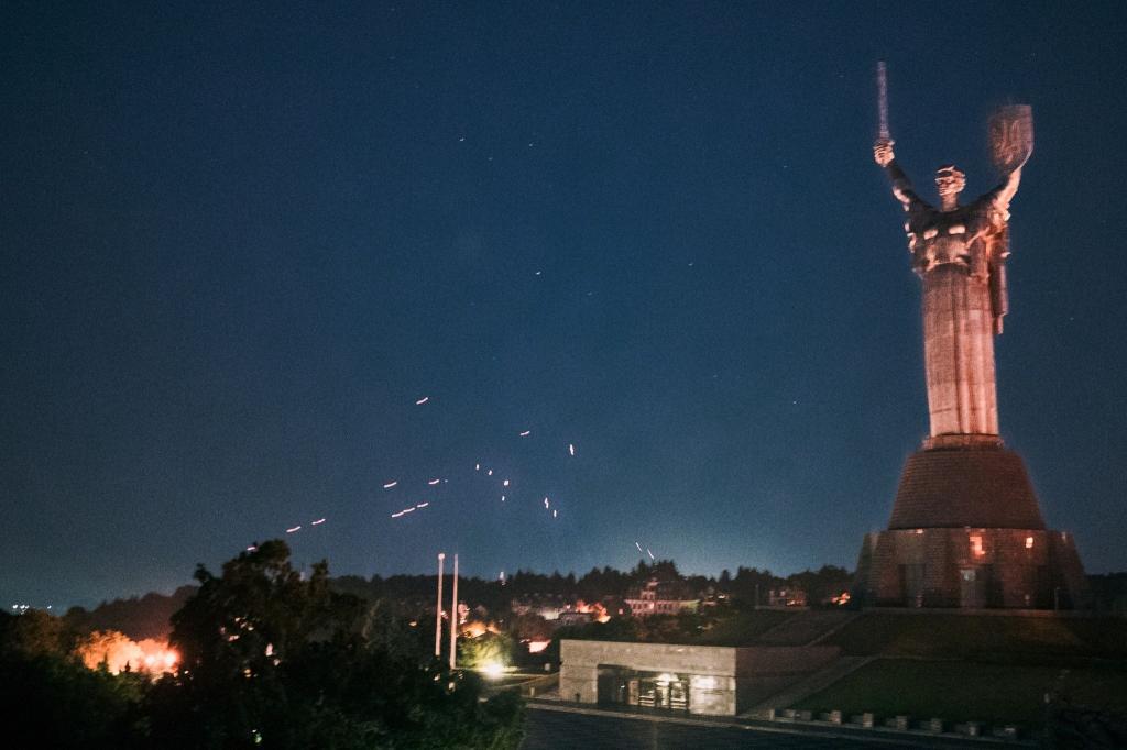 Die ukrainische Flugabwehr nimmt russische Drohnen am Himmel über Kiew unter Beschuss. - Foto: Patrick Muzart/ZUMA Press Wire/dpa