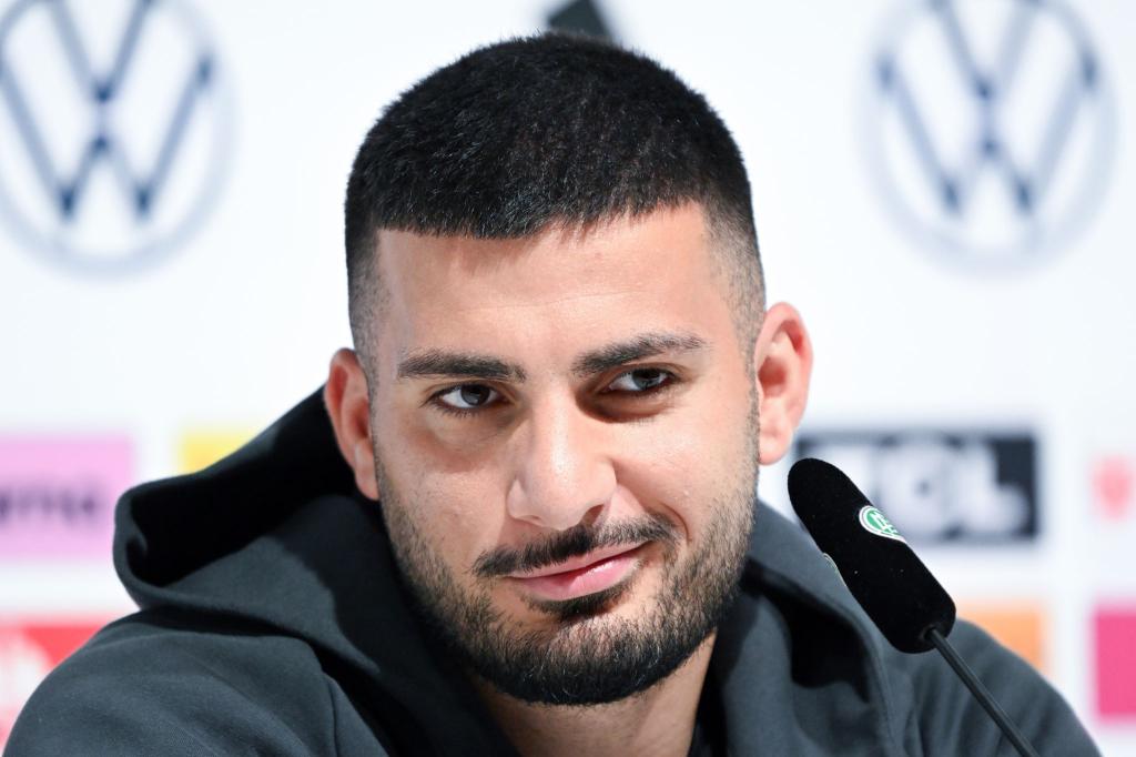 Nationalspieler Deniz Undav auf dem DFB-Podium. - Foto: Federico Gambarini/dpa