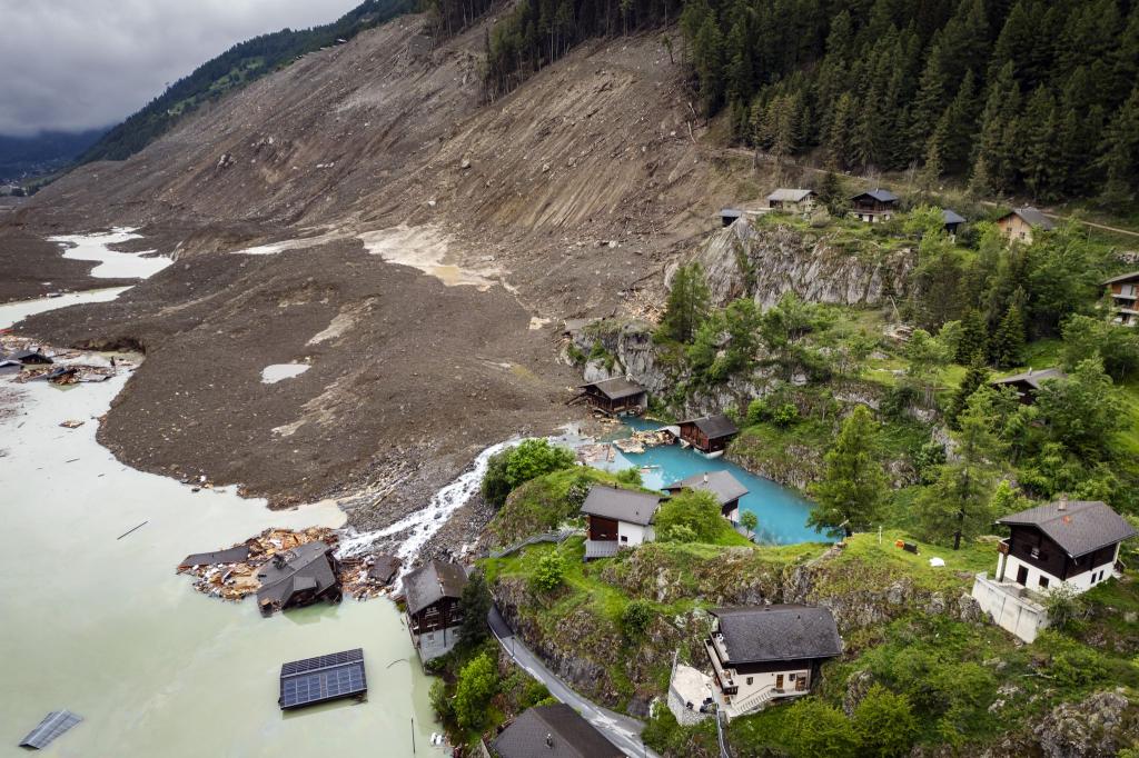 Die Schäden durch die Katastrophe in Blatten schätzt die Schweizer Regierung auf mehrere Hundert Millionen Franken. - Foto: Michael Buholzer/KEYSTONE/dpa