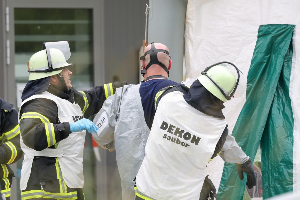 Ein Lösungsmittel auf Acetonbasis hat vermutlich die Hautreizungen bei Mitarbeitern eines DHL-Verteilzentrums in Langenzenn verursacht. - Foto: Daniel Karmann/dpa