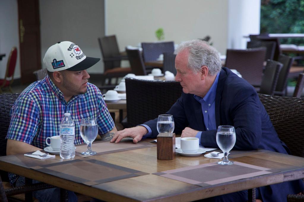 Während des juristischen Tauziehens reiste unter anderem auch der demokratische Senator Chris Van Hollen nach El Salvador, um sich mit Abrego Garcia zu treffen. (Archivbild) - Foto: Uncredited/Press Office Senator Van Hollen/AP/dpa