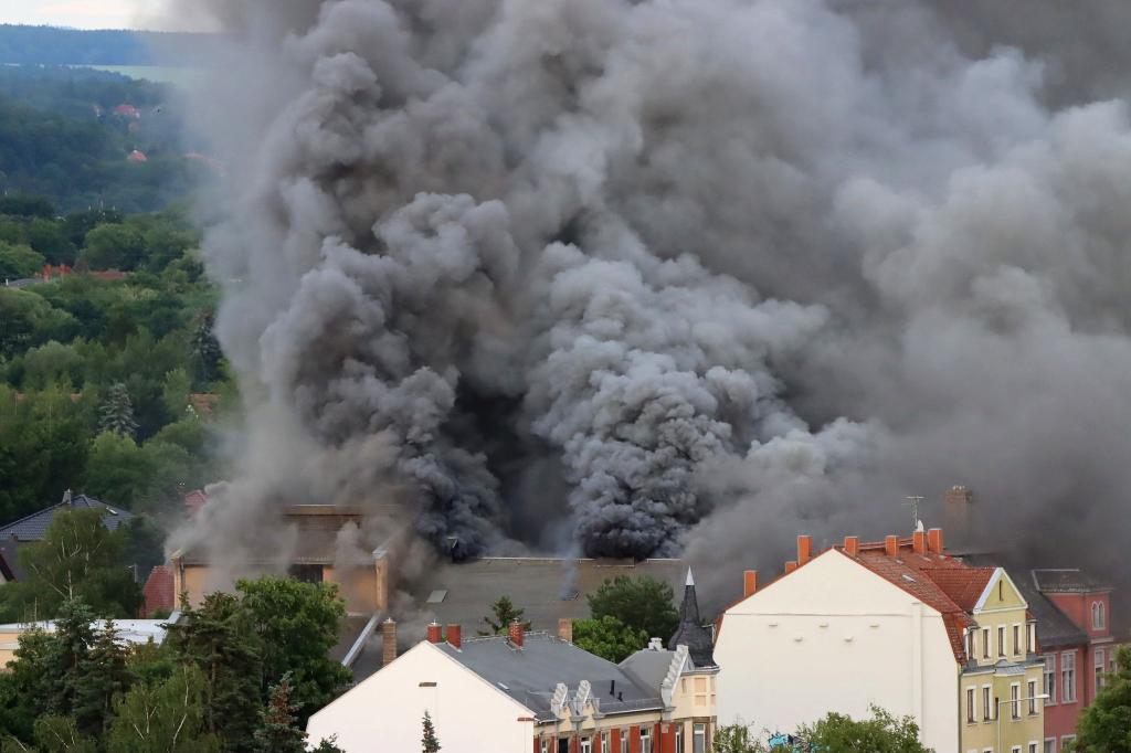 Dichte Rauchwolken waren weithin sichtbar, die Bevölkerung wurde gewarnt. - Foto: Christian Essler/Xcitepress/dpa