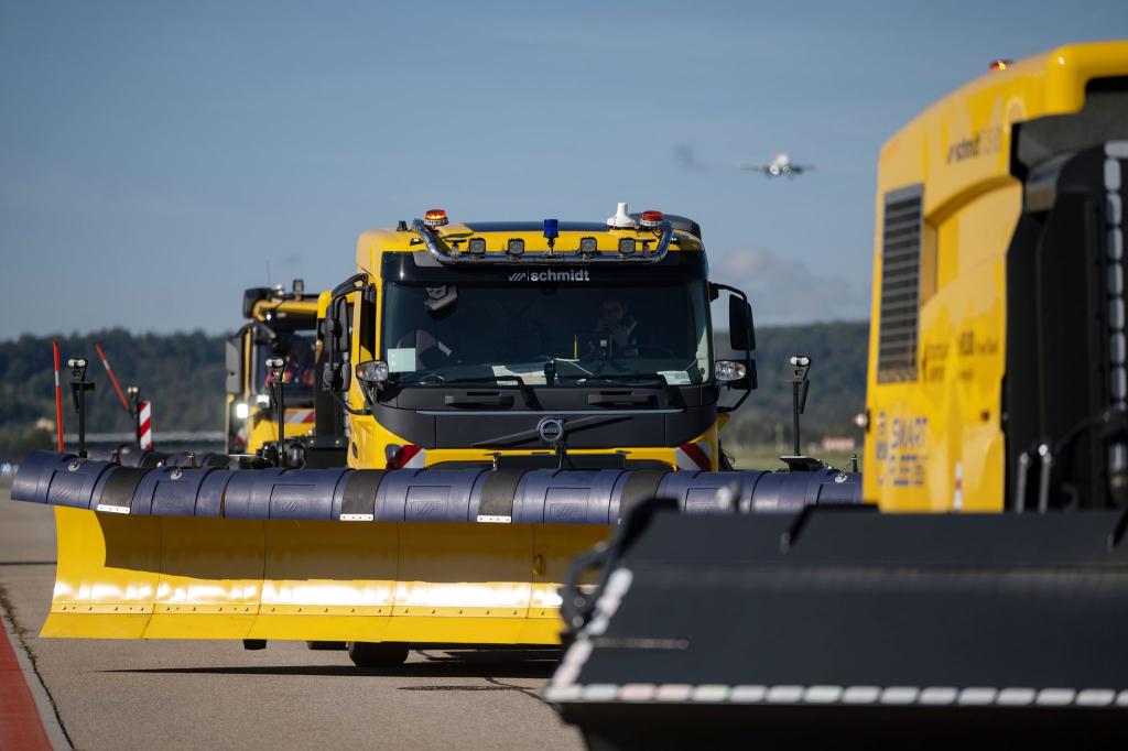 Selbstfahrende Schneepflüge könnten nach Einschätzung eines großen Herstellers in einigen Jahren eingesetzt werden. (Archivbild) - Foto: Marijan Murat/dpa