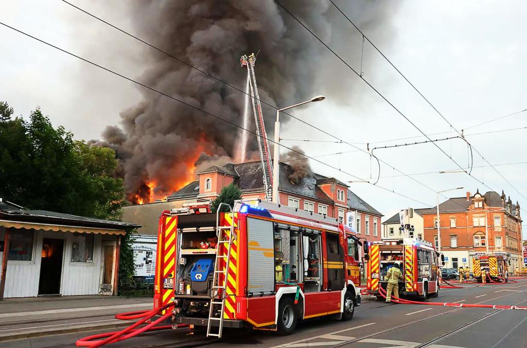 Der Brand brach im Dachgeschoss aus. - Foto: Christian Essler/Xcitepress/dpa