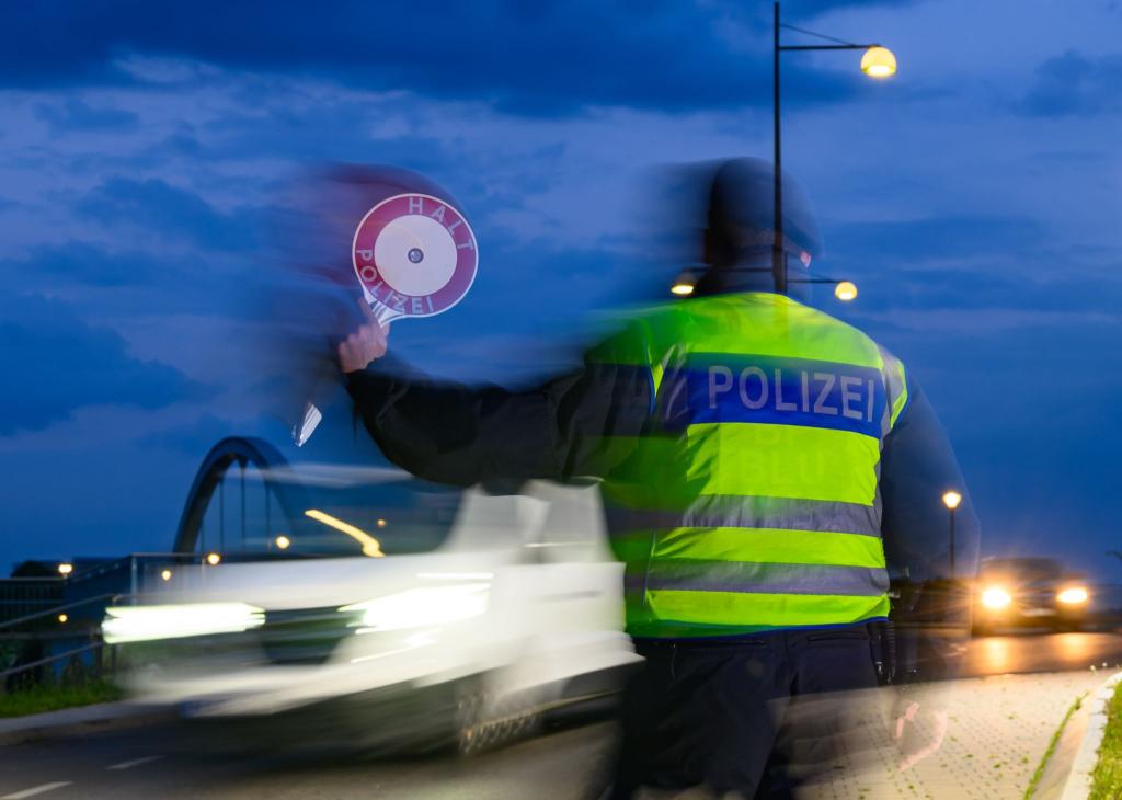 Die Bundesregierung hält an Zurückweisungen von Asylsuchenden an Grenzen fest. Doch zwischen den Koalitionspartnern Union und SPD droht bei dem Thema ein Streit. (Archivbild) - Foto: Patrick Pleul/dpa