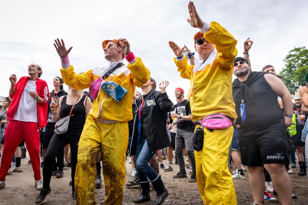 Nach dem vielen Regen tanzten viele Fans im Matsch. - Foto: Daniel Karmann/dpa