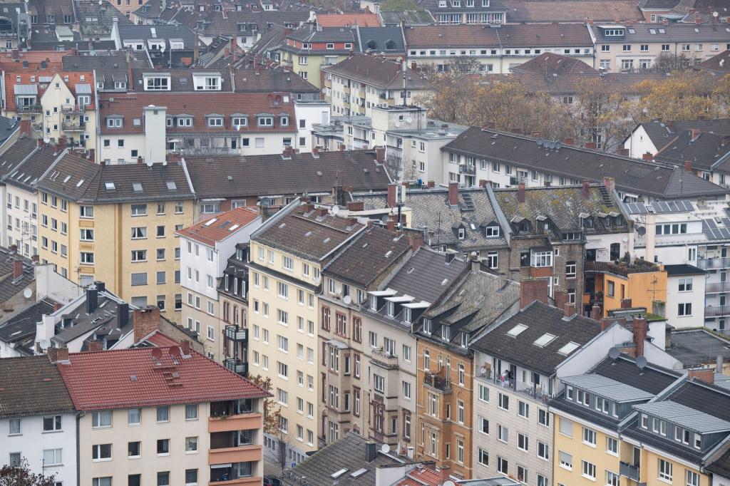 Für viele Menschen ist die monatliche Miete eine Last (Symbolbild) - Foto: Boris Roessler/dpa