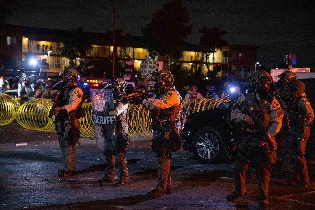 Mit Hilfe der Nationalgarde will US-Präsident Trump auf die Lage in Los Angeles reagieren - die Soldaten und Soldatinnen dürften schon zeitnah ihren Einsatz beginnen. - Foto: Ethan Swope/AP/dpa