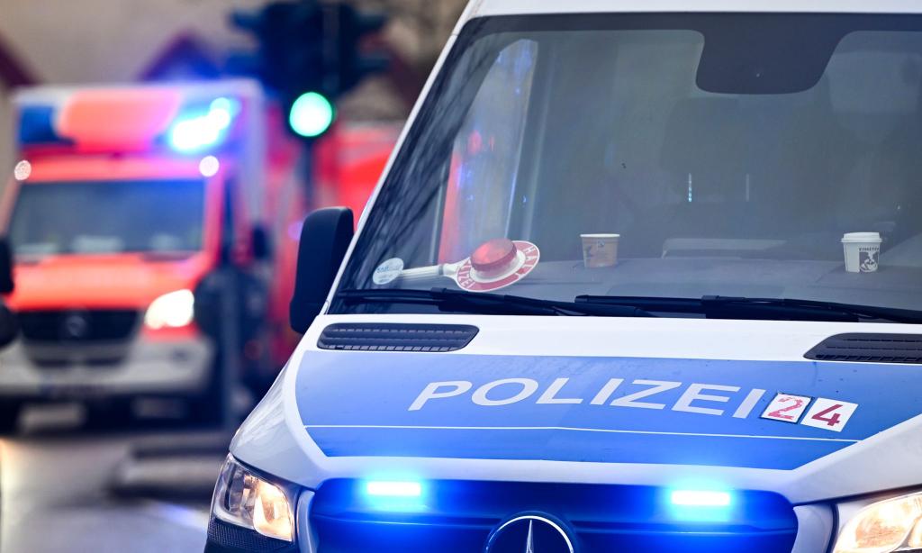 Ein Mann hat vor einem Supermarkt zwei Männer angegriffen, einer wurde schwer verletzt. (Symbolbild) - Foto: Jens Kalaene/dpa