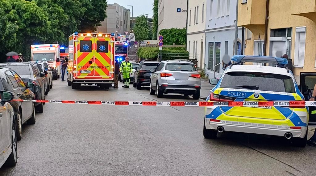Ein Auto ist in Passau in eine Menschengruppe gefahren. - Foto: Markus Zechbauer/Zema Medien/dpa