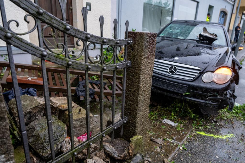 Der Mann steuerte den Wagen wohl bewusst in die Menschengruppe. - Foto: Armin Weigel/dpa