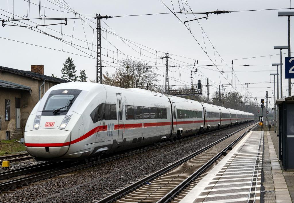 Sämtliche 137 Züge des ICE 4 sind inzwischen ausgeliefert. Der Zug bildet das Rückgrat der Fernverkehrsflotte der Bahn. (Archivbild) - Foto: Soeren Stache/dpa